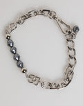 Bracciale Dolce & Gabbana con catena color argento, chiusura a moschettone, logo e perle grigie