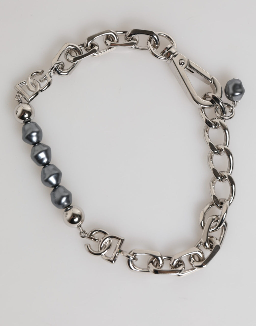 Bracciale Dolce & Gabbana con catena color argento, chiusura a moschettone, logo e perle grigie