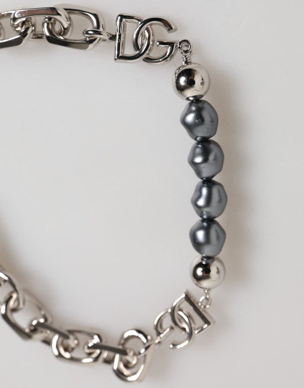 Bracciale Dolce & Gabbana con catena color argento, chiusura a moschettone, logo e perle grigie