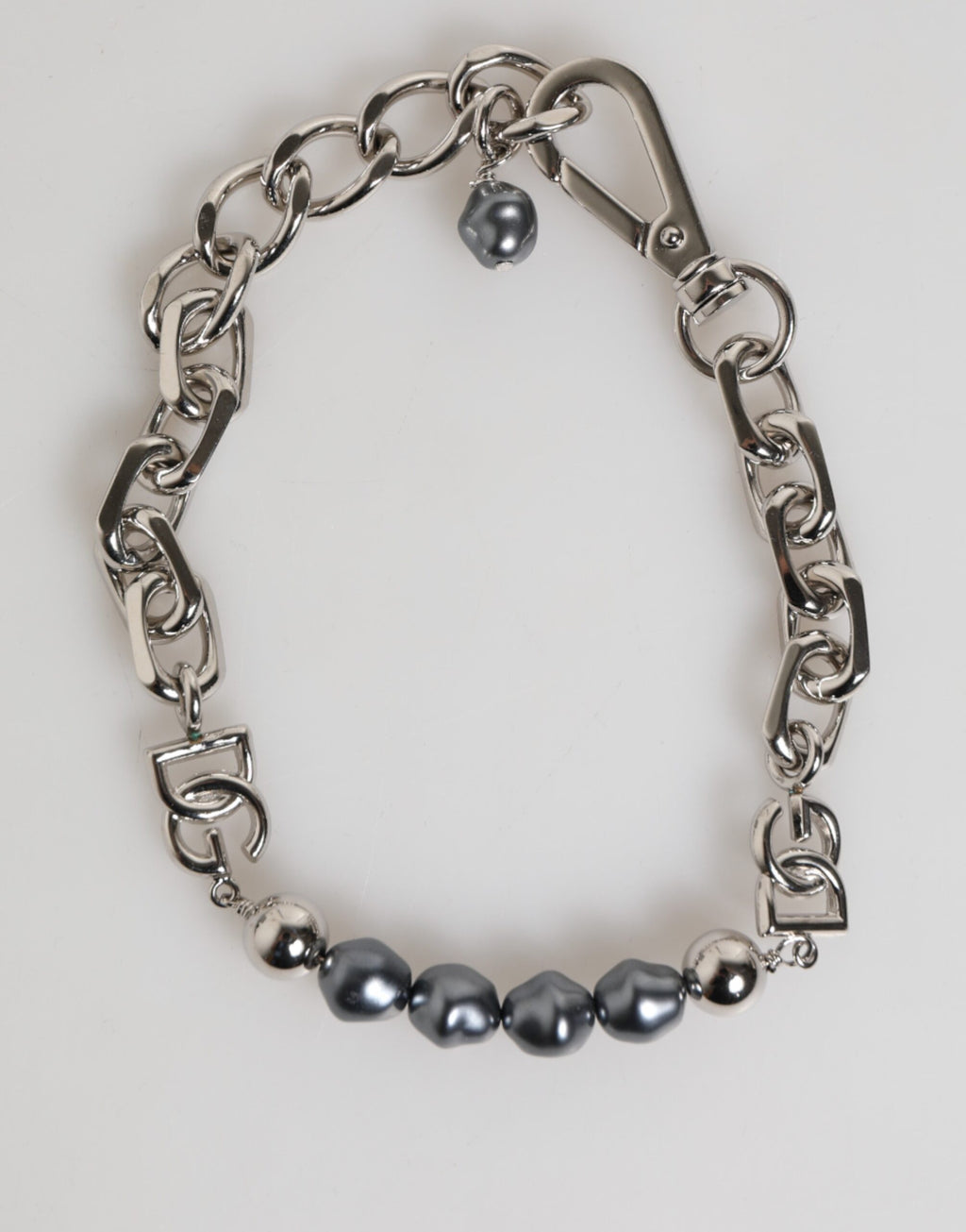 Bracciale Dolce & Gabbana con catena color argento, chiusura a moschettone, logo e perle grigie
