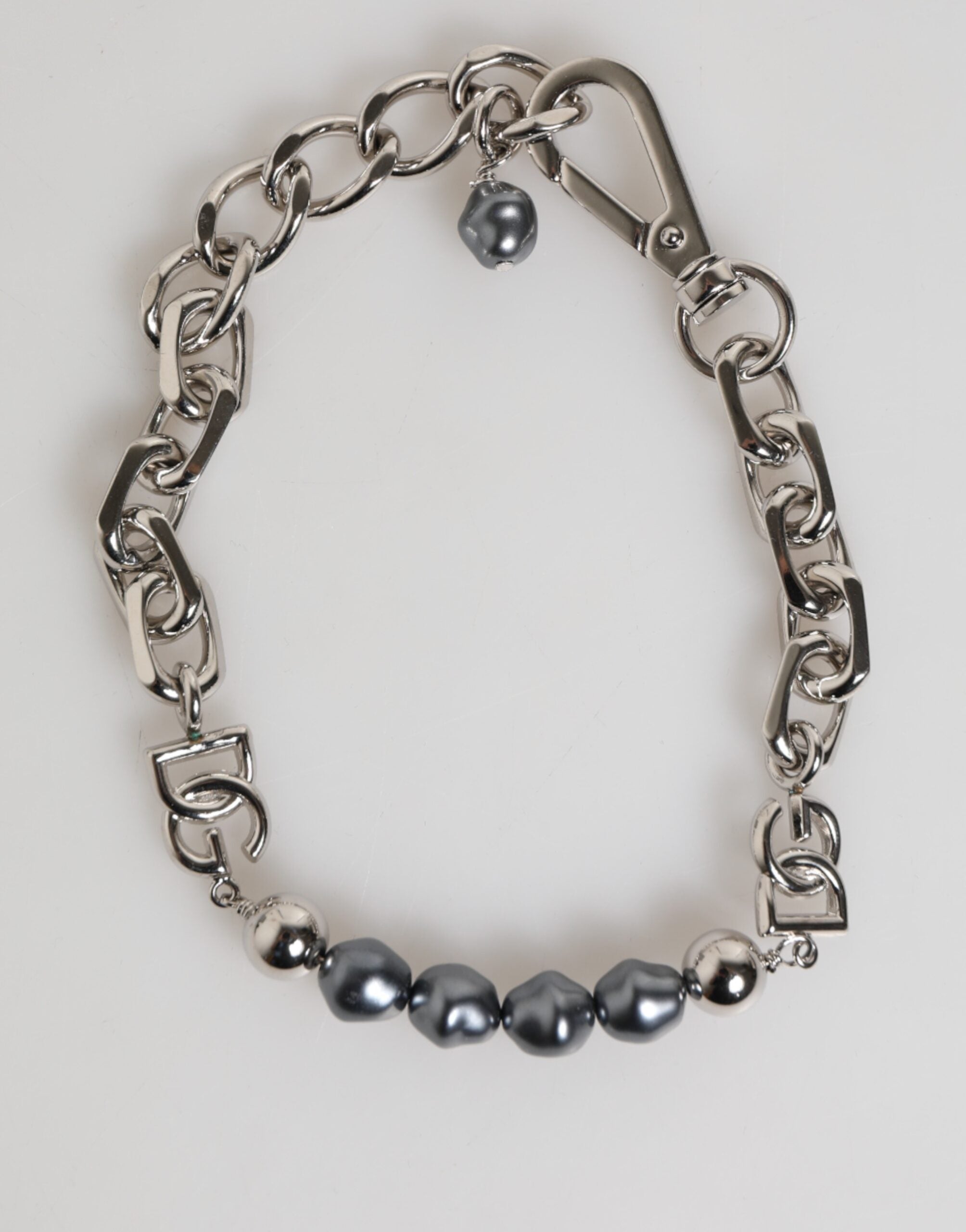 Bracciale Dolce & Gabbana con catena color argento, chiusura a moschettone, logo e perle grigie