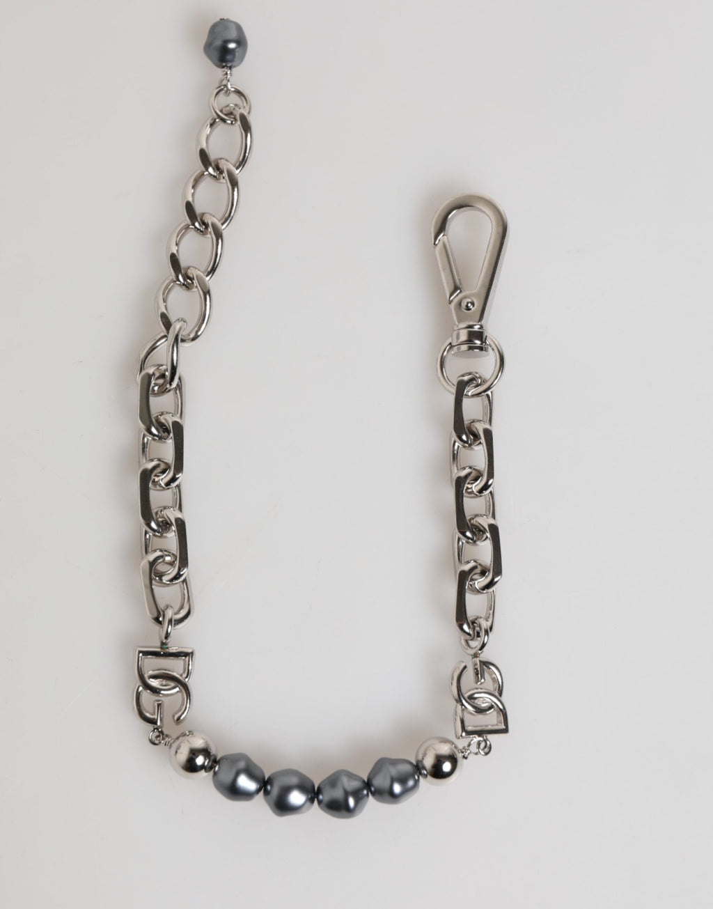Bracciale Dolce & Gabbana con catena color argento, chiusura a moschettone, logo e perle grigie