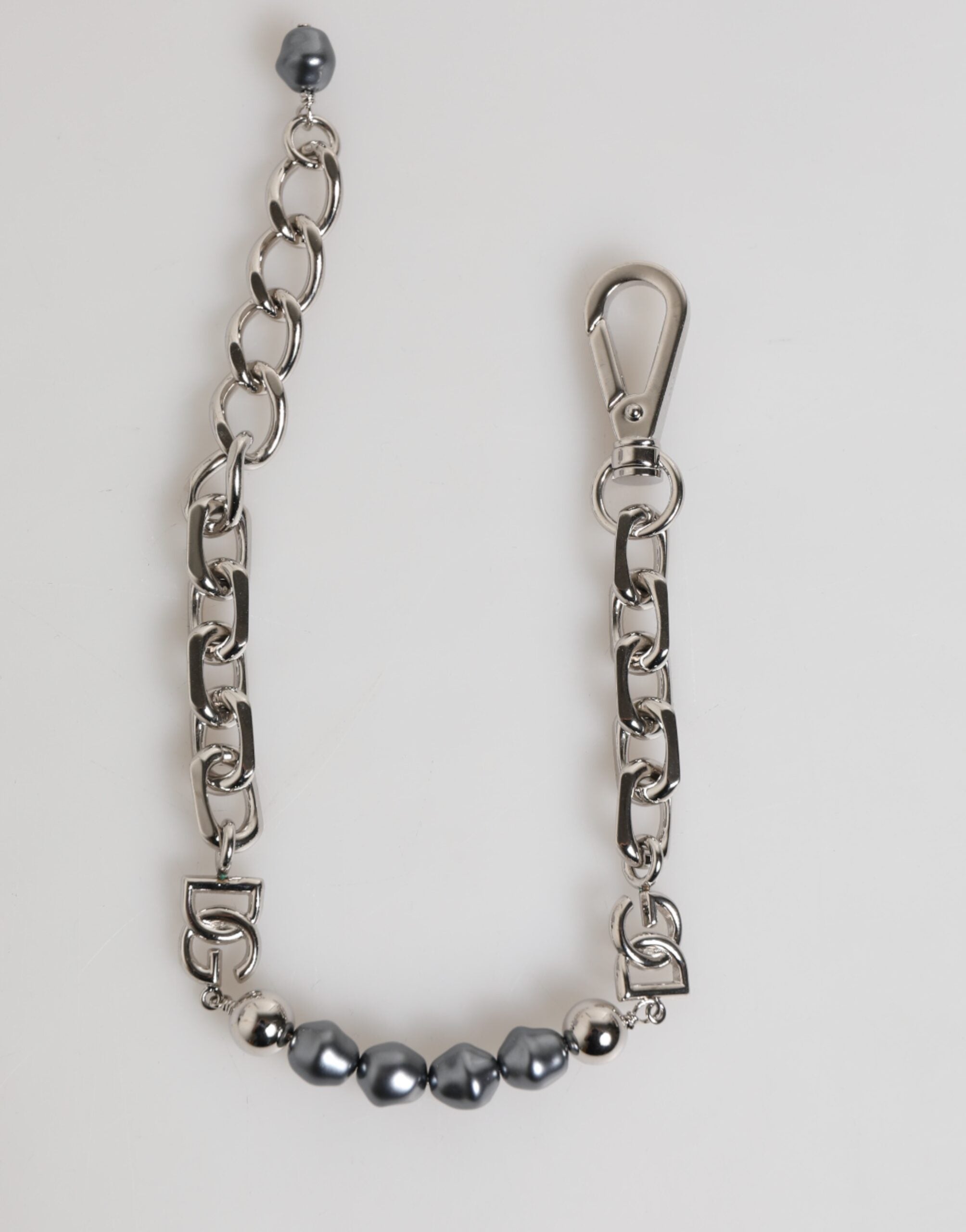 Bracciale Dolce & Gabbana con catena color argento, chiusura a moschettone, logo e perle grigie