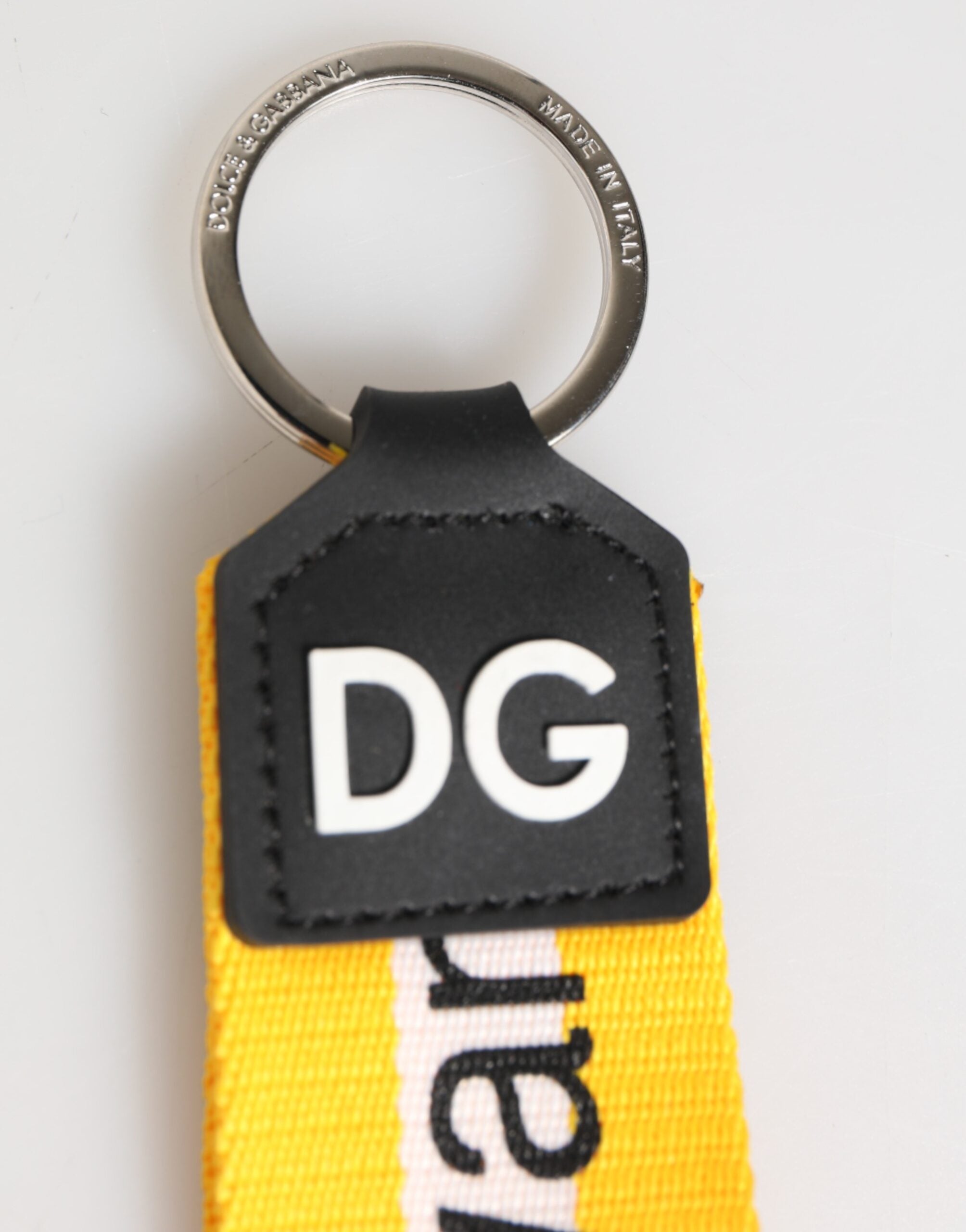 Portachiavi Dolce & Gabbana in poliestere giallo con logo e porta anello in ottone argentato