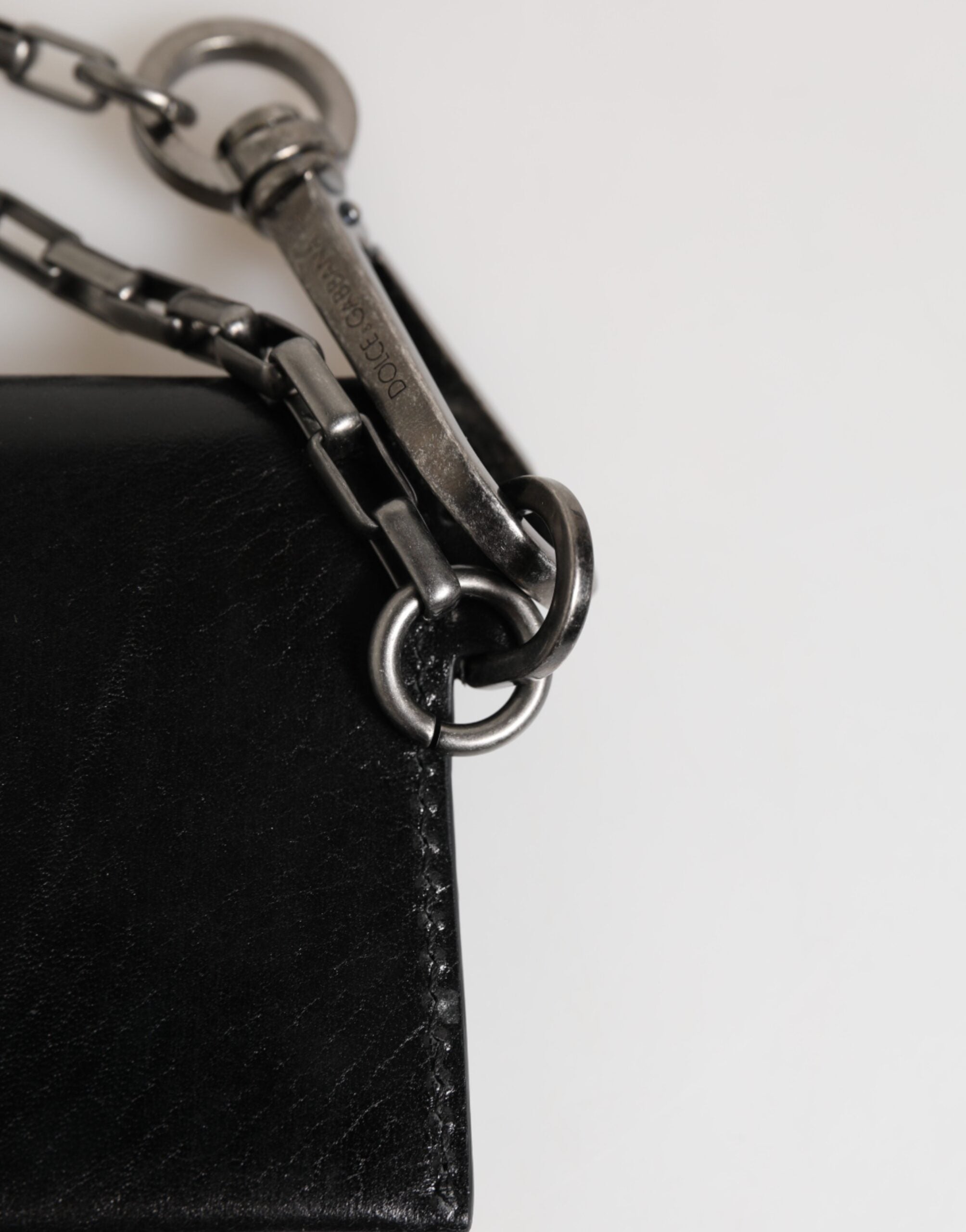 Dolce & Gabbana Portafoglio in Pelle di Cavallo Nera con Catena e Bottone Automatico Bifold Portacarte