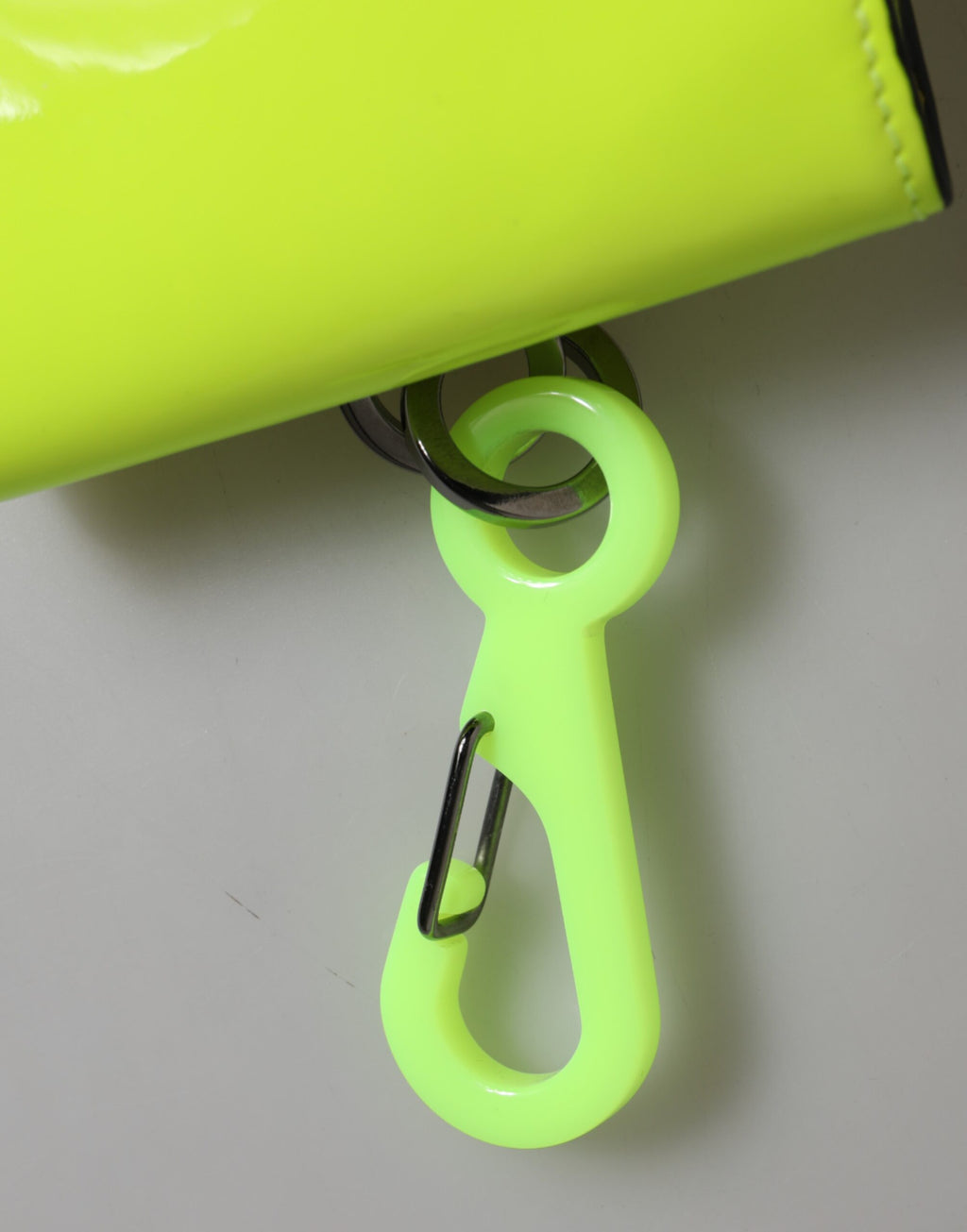 Portacarte a tracolla Dolce & Gabbana giallo verde a libro con logo DG