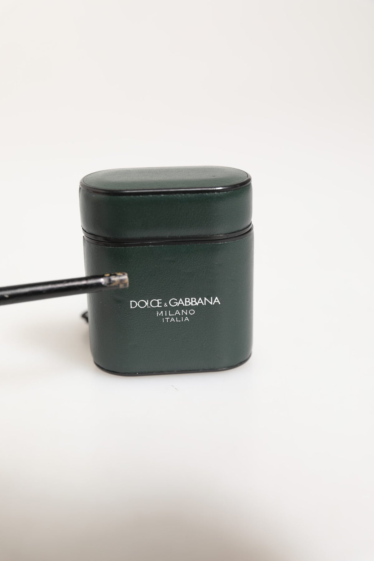 Custodia per Airpods Dolce & Gabbana in pelle di vitello verde militare con logo e patta