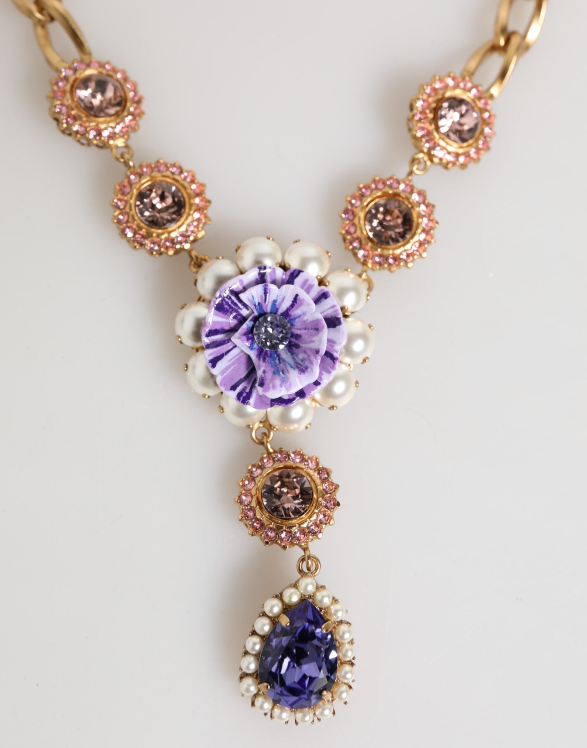 Collana con Pendente Floreale Dolce & Gabbana in Ottone Dorato, Cristalli e Perle Viola