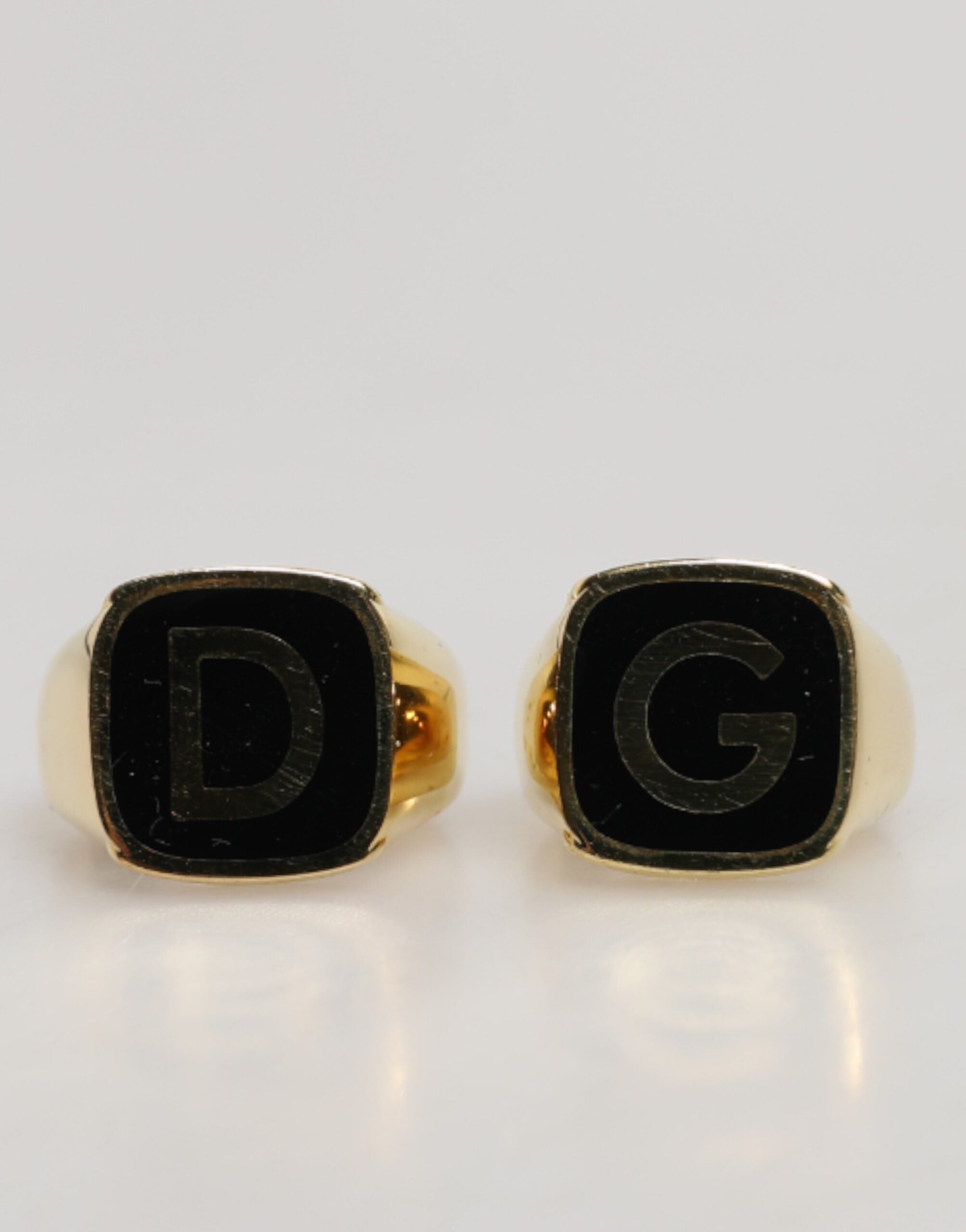 Anelli regolabili Dolce & Gabbana color oro in ottone nero smaltato con logo "DG"
