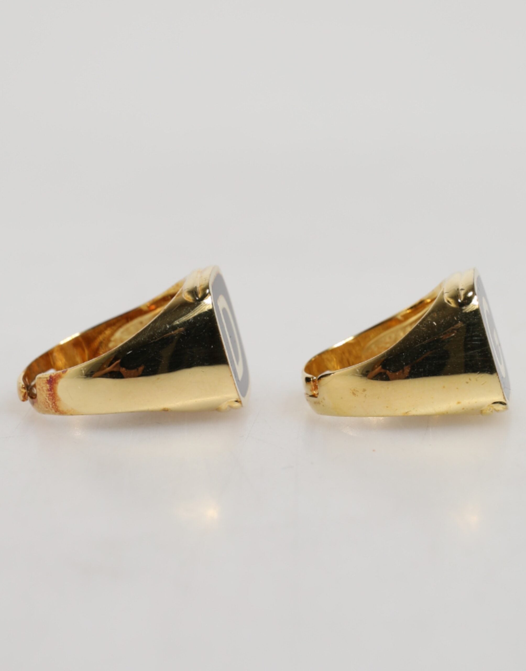 Anelli regolabili Dolce & Gabbana color oro in ottone nero smaltato con logo "DG"