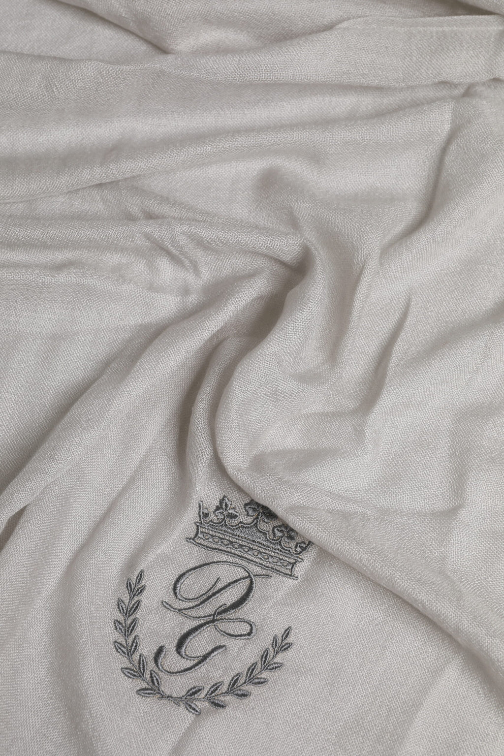 Dolce & Gabbana Foulard a maglia in cashmere grigio con frange 67cm x 200cm Foulard Sciarpa