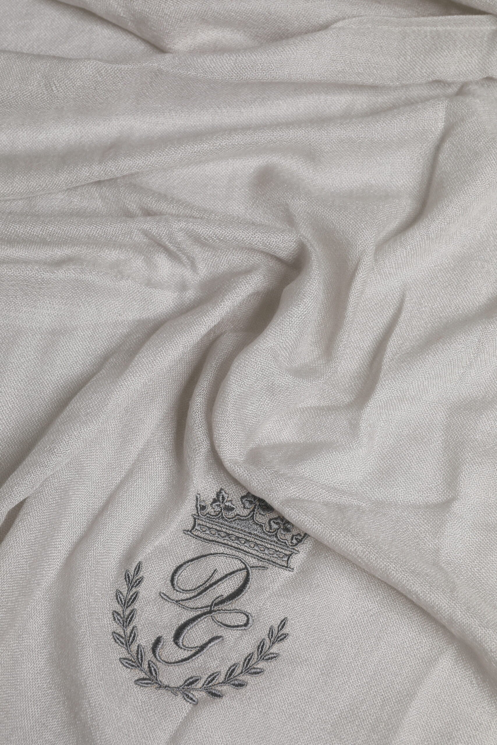 Dolce & Gabbana Foulard a maglia in cashmere grigio con frange 67cm x 200cm Foulard Sciarpa