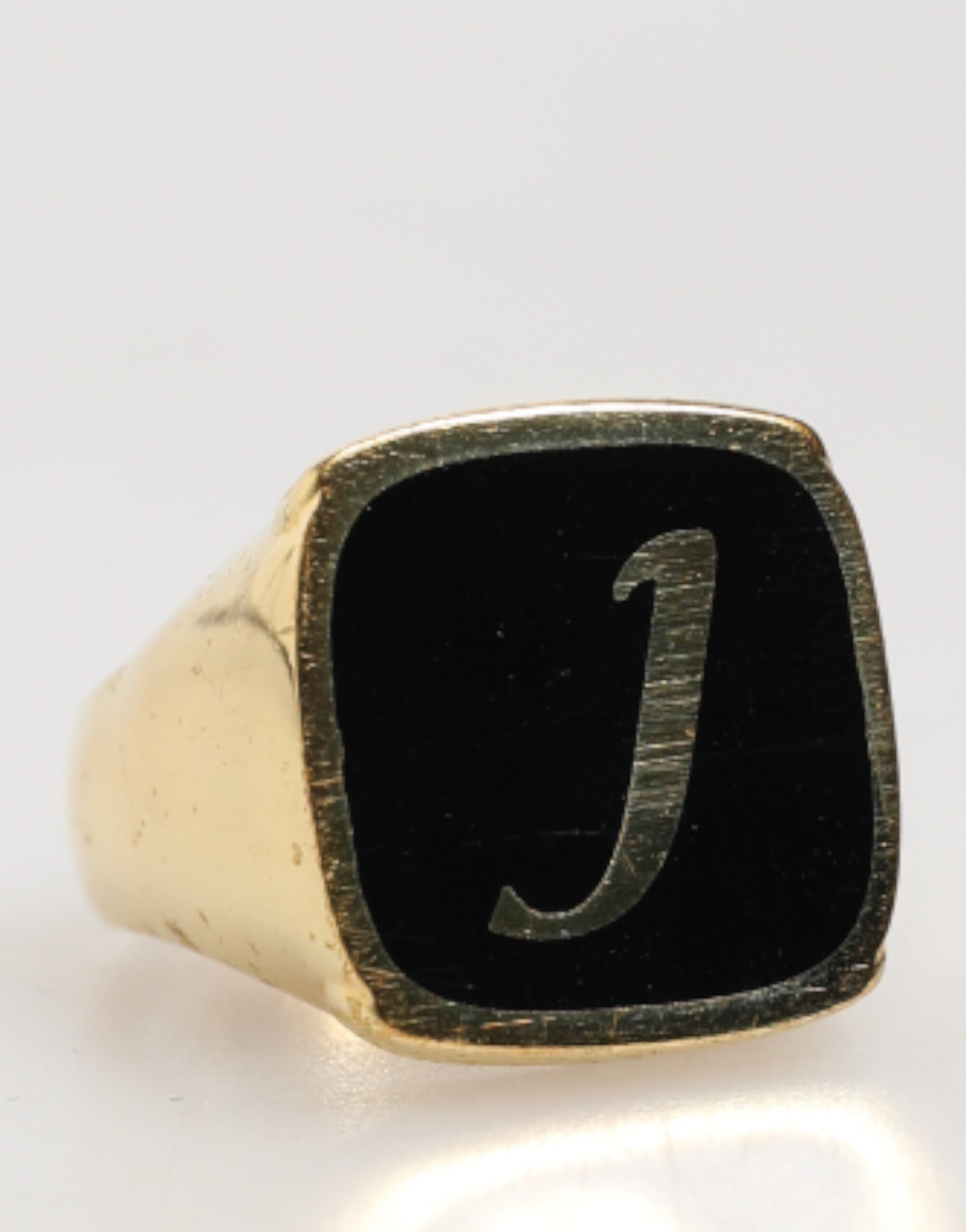 Anelli regolabili Dolce & Gabbana in ottone placcato oro con smalto nero "J"