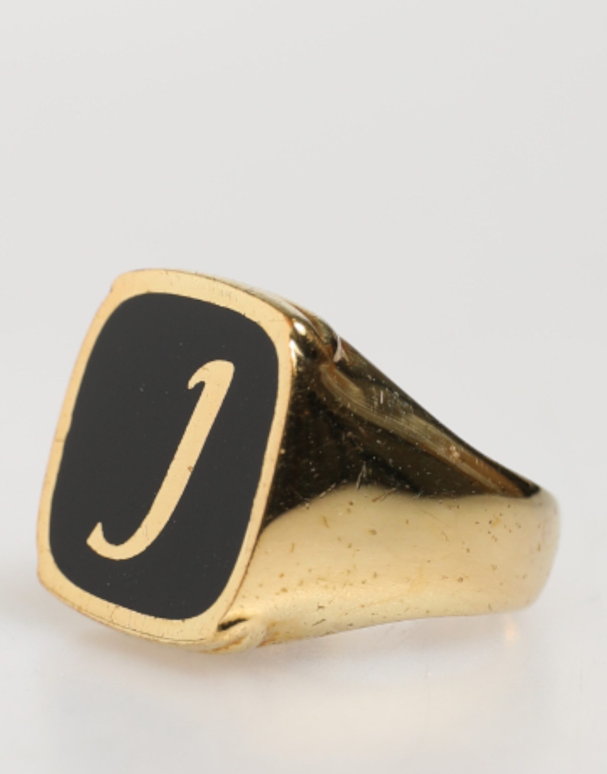 Anelli regolabili Dolce & Gabbana in ottone placcato oro con smalto nero "J"